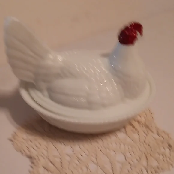 Vintage Westmoreland White Milk Glass Hen on Nest with Red Comb " Big MaMa" - Picture 10 of 10